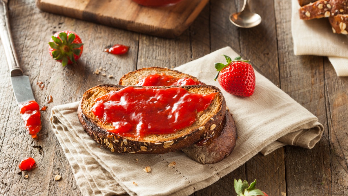 tartine de confiture à la fraises